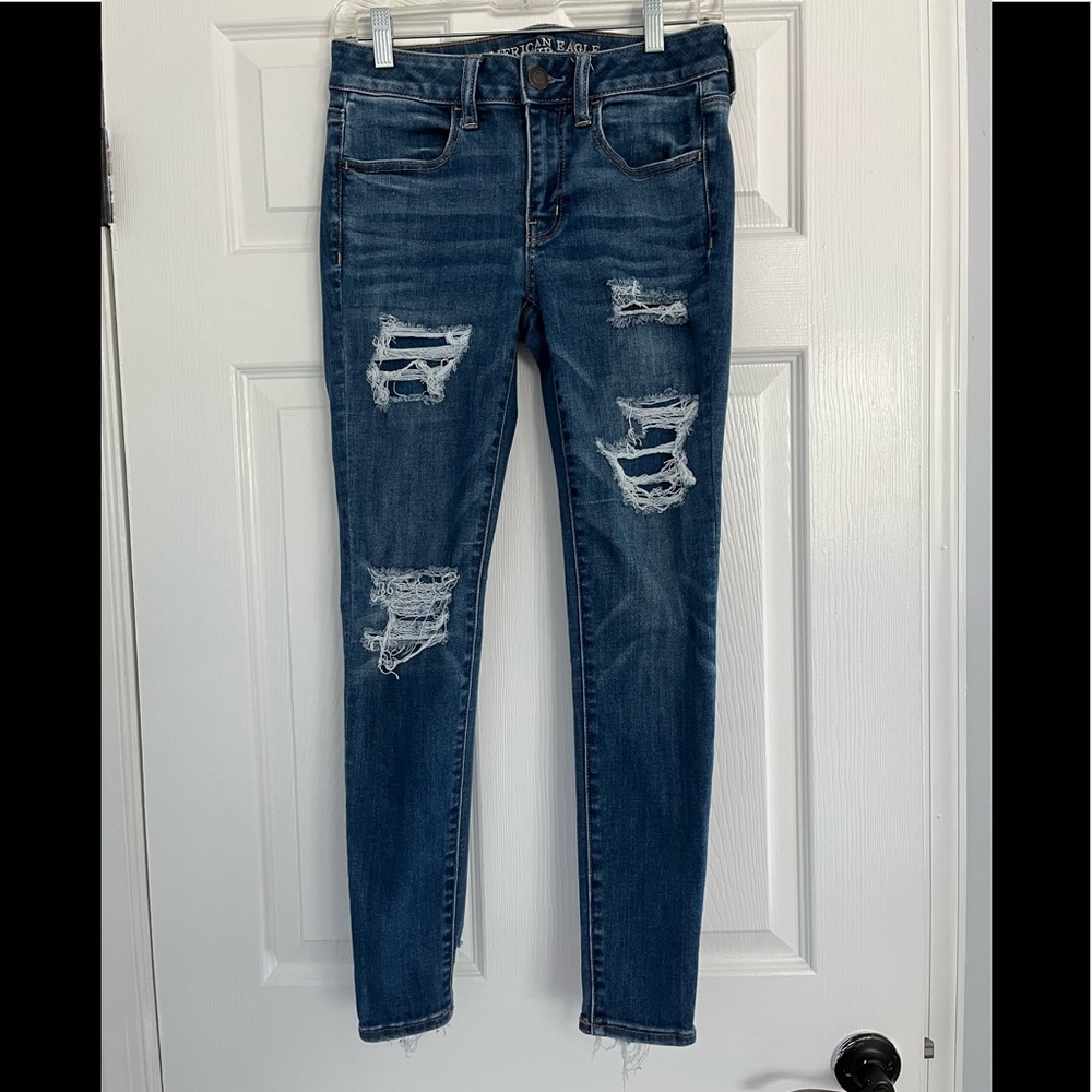American Eagle Jegging Women’s Size 6 Short. Medium Wash Distressed Denim
